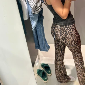 lågmidjade leopard byxor. - Yoga pants med en sån där kant man kan vika ner för att dom ska bli väldigt lågmidjade. Dom är jätte stretshiga och alldeles ny köpta!🩷