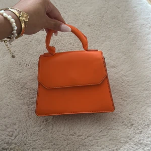 Väska från Gina - Liten orange hand väska 