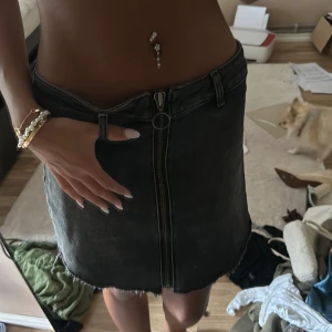 Svart/grå denim kjol  - Aldrig använd 