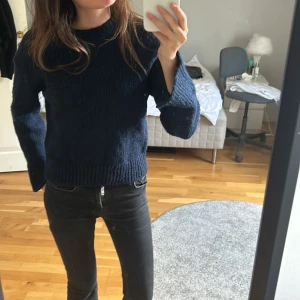 Stickad tröja - Mörkblå stickad tröja från Marc O’Polo med slitna ärmar o typ aldrig använd💕Pris kan diskuteras!!  Originalpris: 2525kr 