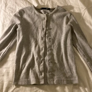 Ribbad långärmad grå knapptröja - Jättefin lite tunnare tröja med knappar💕 Inga defekter. 