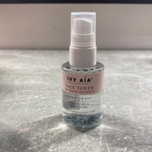 Face Toner från Ivy Aïa - Säljer en ansiktsmist från Ivy Aïa som är både balanserande och uppfriskande. Den innehåller hyaluronsyra och jojobaolja, vilket gör den perfekt för att återfukta huden. Flaskan är gjord av 100% återvunnen plast och innehåller 50 ml produkt. Perfekt för alla hudtyper!