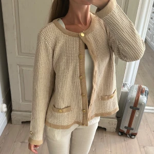 Kofta - Superfin kofta med knappar!! Storlek M men passar mig som vanligtvis bär xs/s