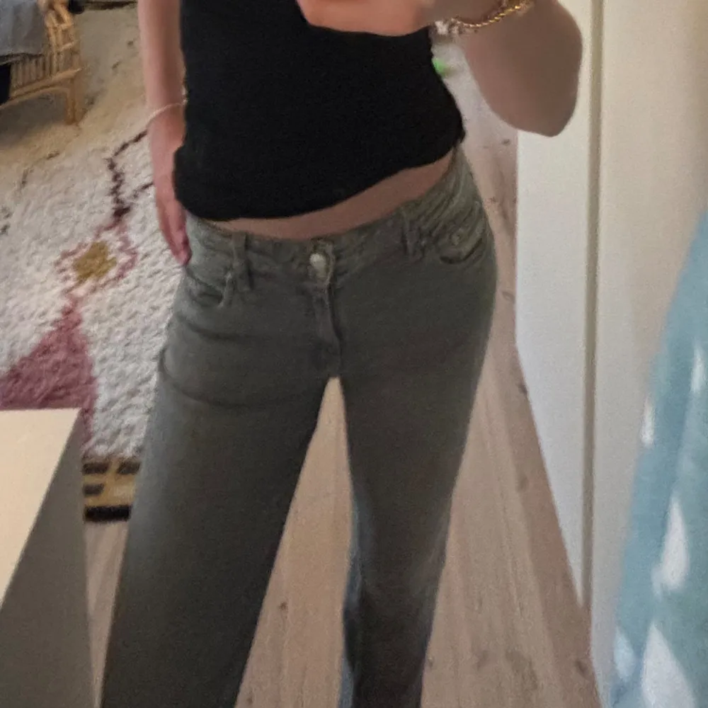 Snygga jeans som börjar bli för små💕. Jeans & Byxor.