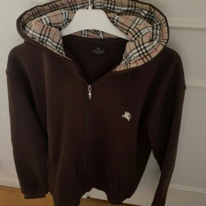 Burberry vintage zip hoodie - Säljer En riktigt fin vintage Hoodie från burberry Den är i nyskick och extremt fint bevarad Storleken är medium   