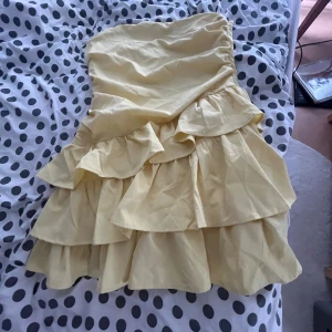 Gul volangklänning - Jättefin kort gul volangklänning, står ingen storlek men passar mig som är M/L