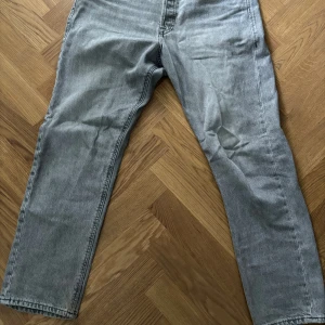 Jack & Jones - Säljer ett par Jack & Jones byxor i utmärkt skick! De är knappt använda och ser nästintill nya ut. Perfekta för både vardagsbruk och mer uppklädda tillfällen. Pris: 249 kr. Missa inte chansen att fynda!