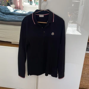 Riktigt fet långärmad moncler tröja! - En riktigt fet långärmad moncler tröja! Skick 9/10 inga defekter! Förutom att Skansen på framsidan inte funkar pga att den blev tvättad för varmt. Säljer pga att den e inte min stil längre. Skriv vid minsta intressere. Pris ej hugget i sten! Mvh John