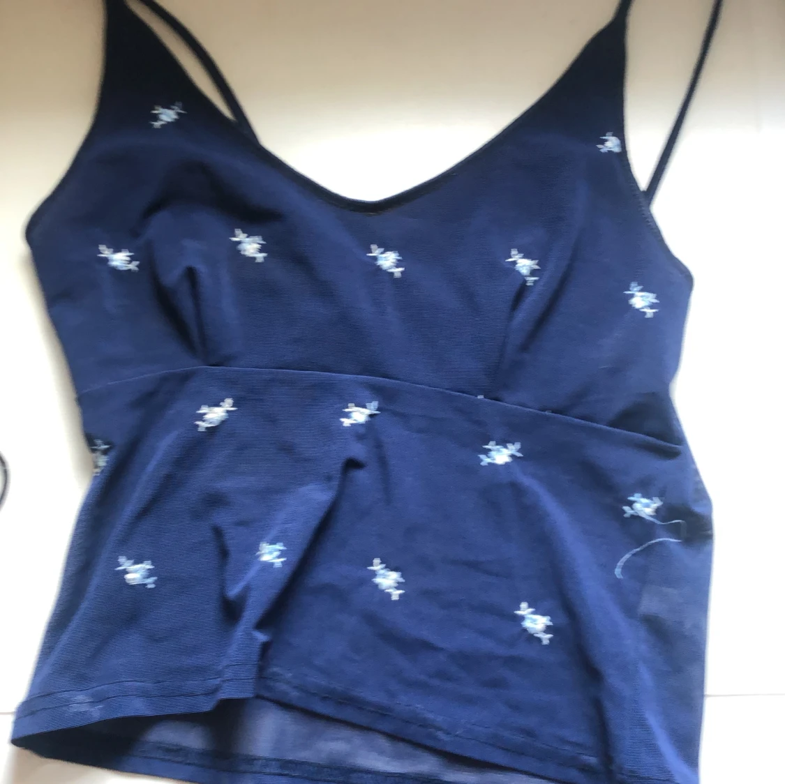 Mörkblå linnetopp med blommönster