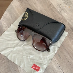 Ray-ban boyfriend  - Säljer nu mina rayban boyfriend i väldigt bra skick, box finns även duk. Skriv vid intresse 