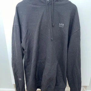 Svart Hov1 hoddie merch  - Svart hoddie med Hov1merch. Använd fåtal gånger, storlek XL