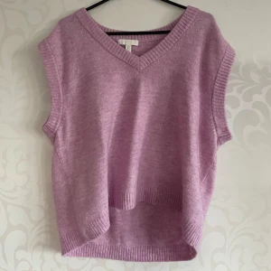 Stickad väst rosa - Säljer min oanvända väst i stickat material, den är väldigt stor i storleken💕vilket gör att den passar folk med m bäst skulle jag säga, om man inte vill ha lite oversized om man är s.