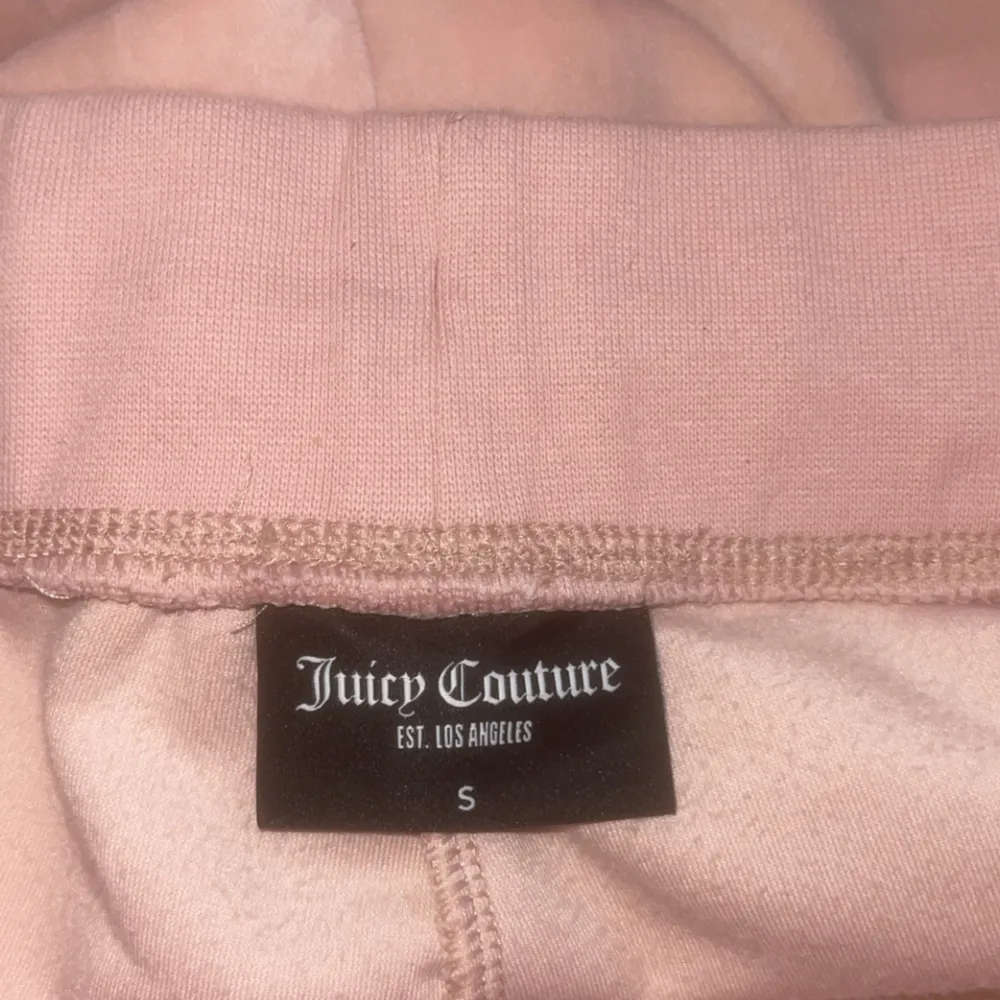 Jätte fina Juicy shorts i rosa som ej kommer till användning 🤍 Originalpris 800. Shorts.