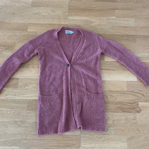 Höst och vinter kofta - Mysigt kofta som hänger ner till benen