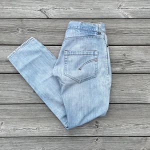 Dondup - Hej! Säljer ett par Dondup jeans i bra skick och storlek 32. Säljer för endast 750 men pris går att diskutera. Hör av er vid frågor!