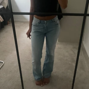 Zara jeans - Super snygga ljusblå jeans från zara 💖💖💖 använda kanske två gånger o säljer då dem inte kommer till användning!
