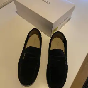 Säljer nu dessa as feta Calvin Klein loafers som är i väldigt fint skick 🌊☀️köpta för 1599kr. Hör av er vid frågor eller funderingar. Box medföljer vid köp🤩