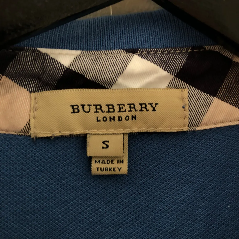 Baby blue burberry piké långärmad i stravagant skick. Strlk S Retail: ca 400€  Vid frågor eller funderingar, tveka ej på att kontakta oss💬 Mvh. Tröjor & Koftor.