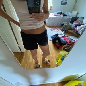 Shorts - Säljer ett par jätteeesköna shorts från hm i otroligt bra skick skulle säga att de passar storlekarna från S- L 