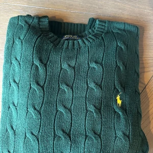 Ralph Lauren Kabelstickad  - Ralph Lauren Kabelstickad Strl L Som ny!  Nypris 2000:-  Mitt pris 400:- 