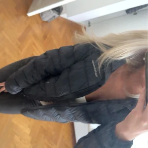 Peak performance jacka - Peak performance dunjacka Storlek s, originalpris 4000 säljer för 700 då den är använd 💞 Tar emot prisförslag
