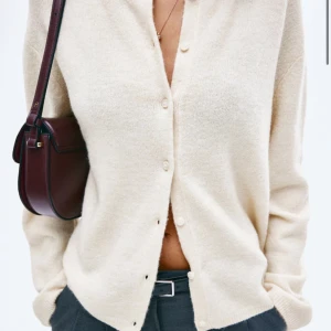 Ny Stickad kofta - Jättefin kofta från hm som är i storlek XS. Helt ny med prislappen kvar och aldrig andvänd Slutsåld på hemsidan och säljs då den var för liten