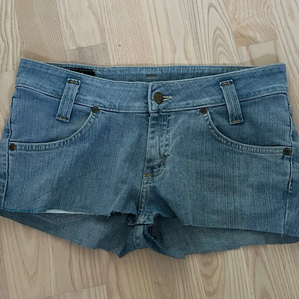 Lågmidjade shorts från Lee jag köpte second hand men som är lite för stora för mig💕 Inga defekter. . Shorts.