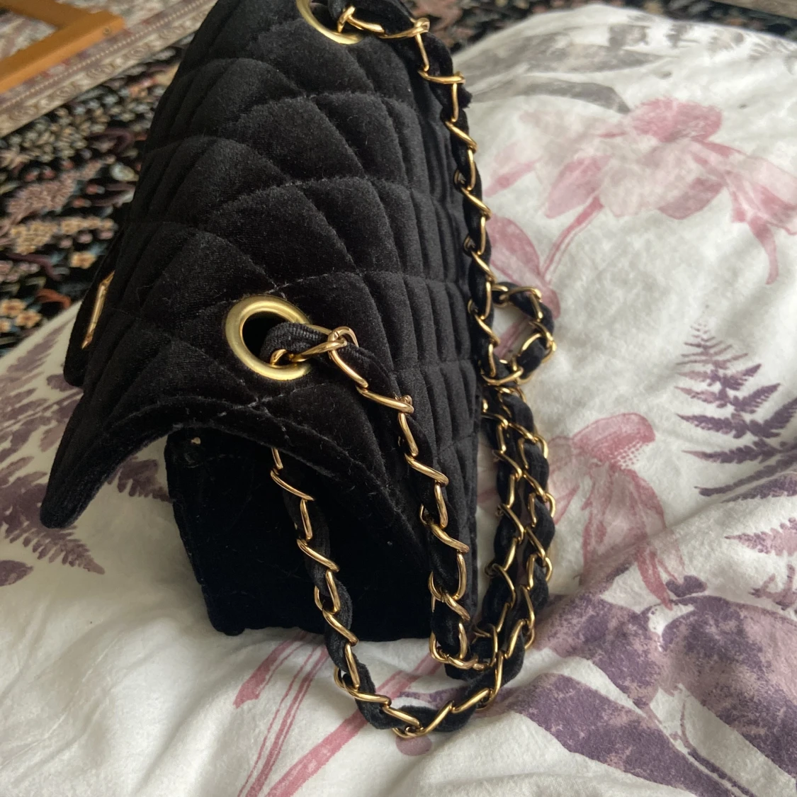 Svart quiltad axelväska med gulddetaljer - 91