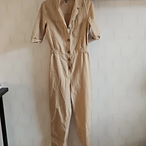 Jättefin jumpsuit från HM endast använd 2 gg och är i nyskick.  - Stlk M men passar S eller XS