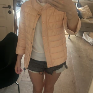 Trekvartsärmad jacka - Supersnygg trekvartsärmad jacka, perfekt nu på sensommaren/hösten, passar även bra till våren❣️❣️ Köpte här på Plick för ett par månader sedan och den har inget slitage. Den är i en ljusrosa färg, man ser färgen bättre på sista bilden❤️ Skriv vid frågor