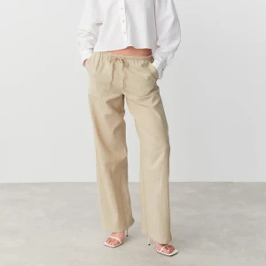 Nya linnebyxor  - Helt nya oanvända linnebyxor från Gina! Färgen på de två första bilderna är något missvisande, se sista bilden för korrekt färg. Priset är exklusive frakt!