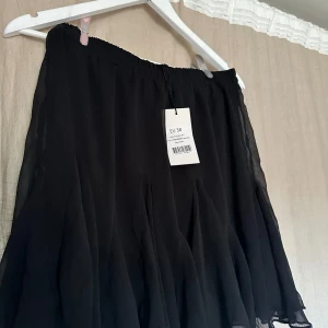 Kjol - Svart kjol köpt för 1 år sedan. Aldrig använt. Snygg kjol till en enkel och festlig outfit