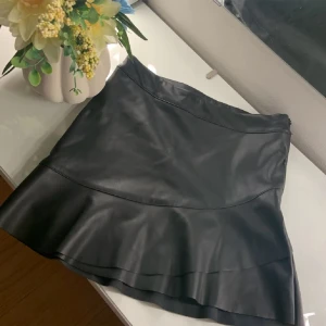 Skinn kjol volang - Säljer nu denna snygga skinn kjom från Kappahl! Köpte den för flera år sedan och har aldrig användts. Kjolen är jätte snygg. Inte mina bilder! Pris kan diskuteras!