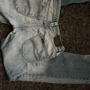 lee jeans - snygga light wash lågmidjade lee jeans i strl 36/38  skriv för mer info