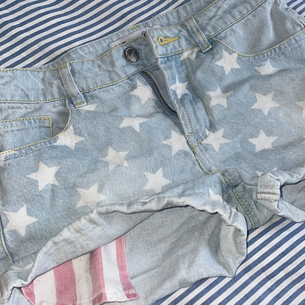 Ska flytta snart så passa på att köpa innan det är för sent!!! Ett par super fina american shorts som köptes för nåt år sen. Dom passar inte mig så det finns inga bilder med dom på, mennjah skulle säga dom passar som XS. . Shorts.