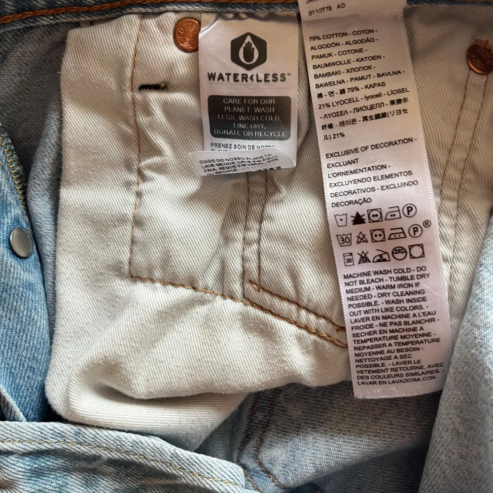 Säljer ett par klassiska ljusblå Levi's 501 jeans i storlek W29 L30. De är i bra skick och har den ikoniska raka passformen. Perfekta för en avslappnad och stilren look. Köp direkt eller ge prisförslag 💙. Jeans & Byxor.