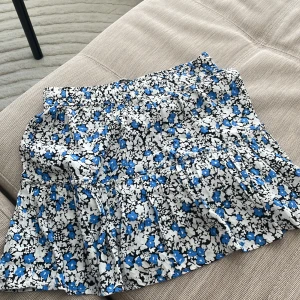 sötkjol - jättesöt kjol som jag även brukar använda som topp, säljer då den inte kommer till så mycket användning. Skriv för fler bilder 💓