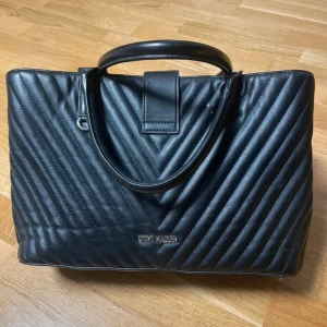 Svart quiltad handväska från Steve Madden - Säljer en snygg svart handväska från Steve Madden! Köp för flera år sen🫶