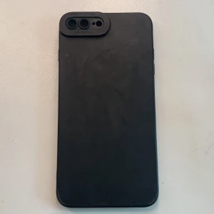 Mobilskal för iphone 7 plus! - Jag säljer ett mobilskal för iphone 7 plus för att jag har en fått en ny mobil! Mobilskalet är i bra skick men d finns en liten repa vid sidan av mobilskalet men det syns inte om man inte kollar nära då! Kontakta mig om du är intresserad!💕🥰