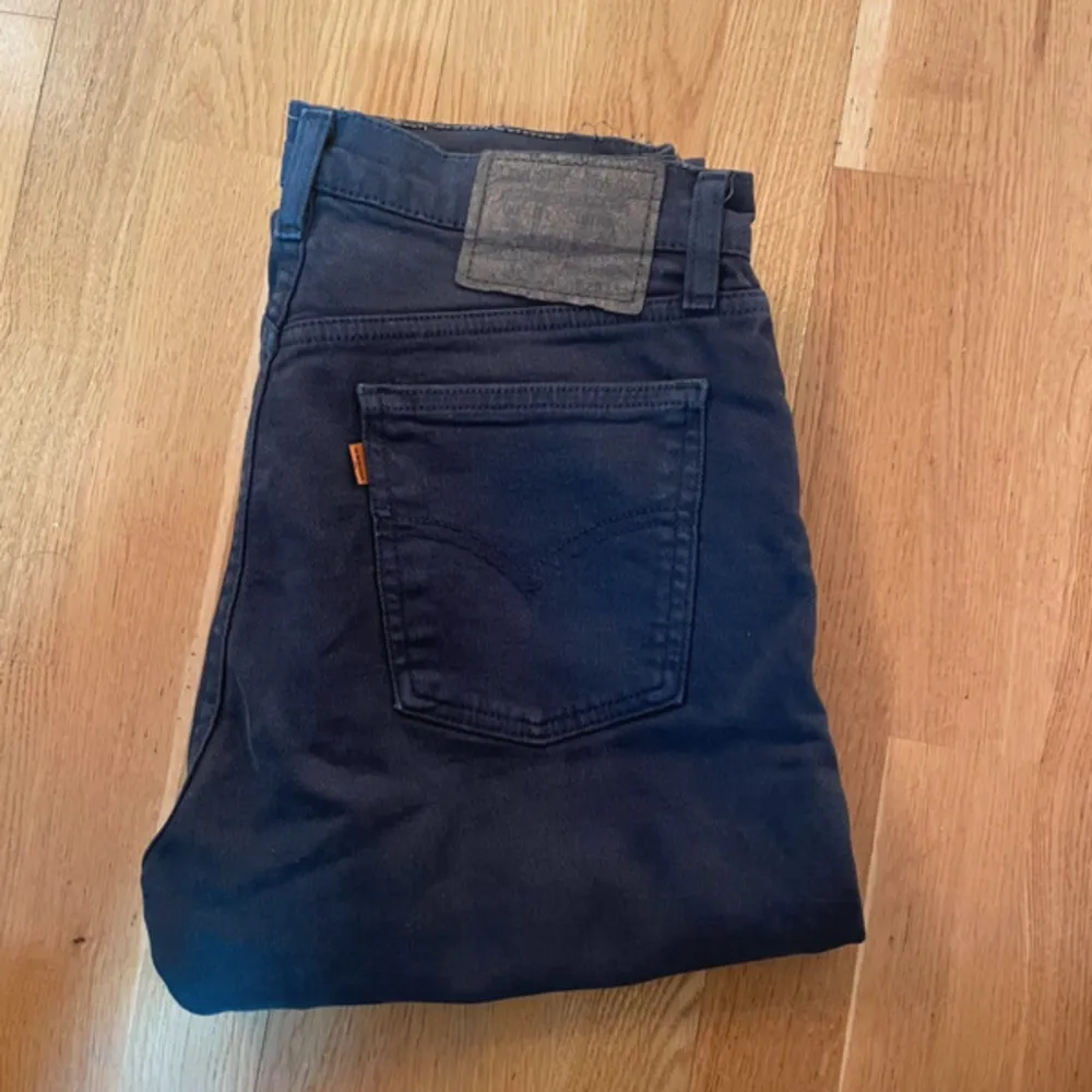 Säljer ett par svarta Levis jeans . Blå grå färg.❤️. Jeans & Byxor.