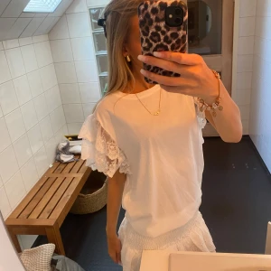 jätte fin t-shirt med volanger! - jätte fin och helt oanvänd!! den är i onesize men passar mig perfekt som annars har xs/s💕