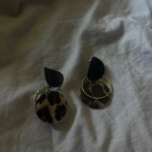 supersöta guldiga leopard örhängen  - Säljer dessa super söta guldiga leopard örhängen pga att jag inte är guld människa!❤️ super söta och aldrig använda!!