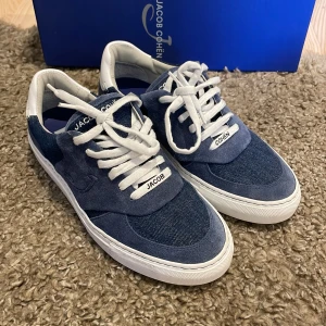 Jacob Cohen Jeans Sneakers - Säljer ett par sällsynta JC skor, använda en gång! Strl 39, passar som 40. Sulan innuti är 25,7 cm. Pris kan diskuteras :)