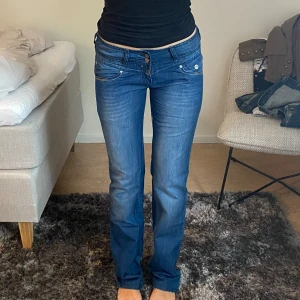 Lågmidjade jeans - Låååånga lågmidjade jeans köpta i Italien! Midja rakt över ca 40cm, innerbenslängd 88/89cm💕💕jag på bilden är 171cm och bär vanligtvis s/m💕