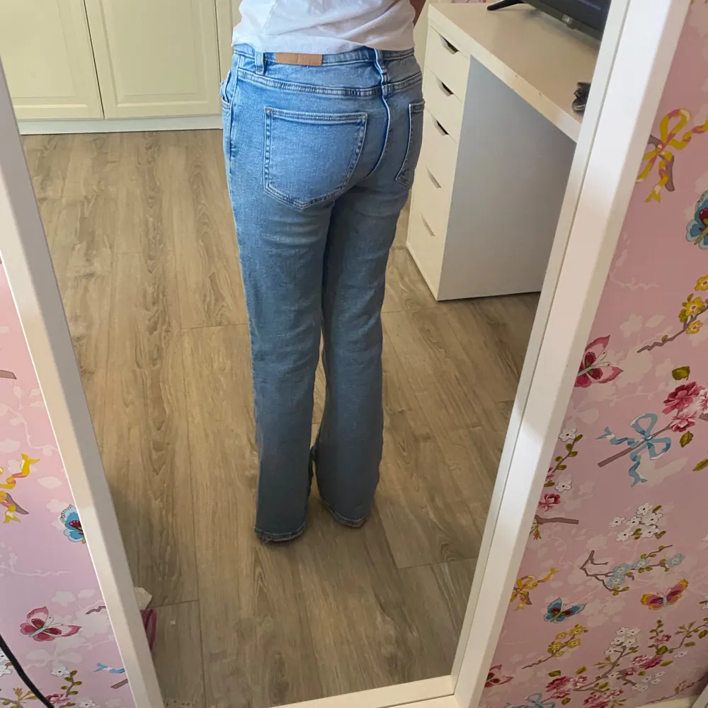 Säljer ett par blå jeans från Gina tricot Young i storlek 152. De är mid waist och Bootcut 💗 De är i bra skick och har inga defekter!! . Jeans & Byxor.