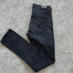 Dondup - Nästan sprillans svarta dondup jeans för endast 899, nypris 3300. Inga synliga skador Välldigt bra skick. Säljer pga för små för mig. Storlek 30
