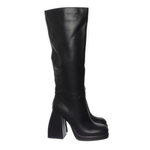 Stövlar boots - Säljer dessa stövlar som tyvärr inte passade❤️ Köpta second hand! Från NAKD i storlek 39