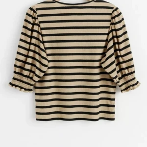 Randig topp med puffärmar - Säljer en superfin randig topp från Lindex i XS. Utmärkt skick💘