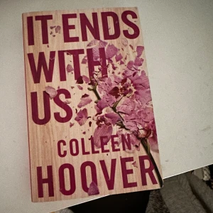 it ends with us - säljer den populära boken ”it ends with us” ac Colleen Hoover💗💗