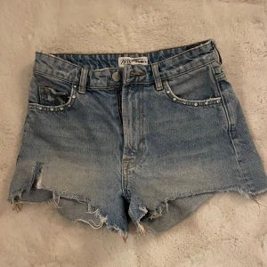 Zara shorts  - Jättesnygga shorts med stenar på fickorna❤️